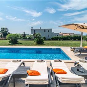 4 bedroom villa with pool near Pula, sleeps 8